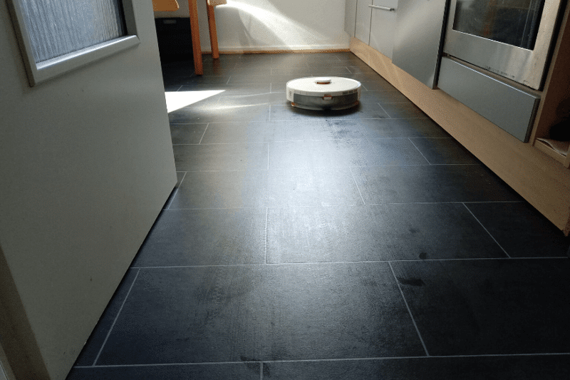 Roborock S5 Max wischt die Küche